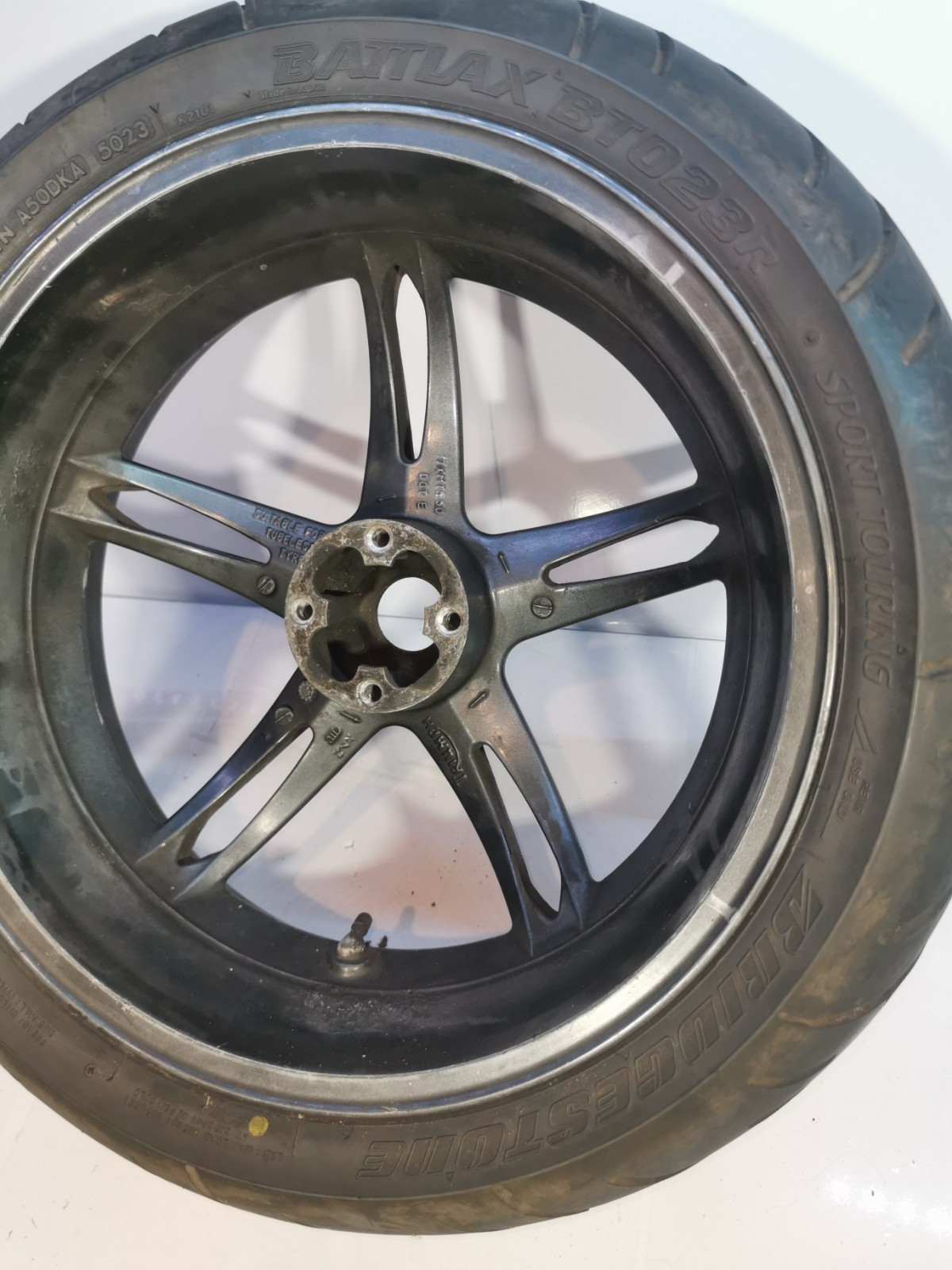 TRIUMPH SPRINT 1050 REAR WHEEL WITH TYRE TRIUMPH SPRINT WHEEL