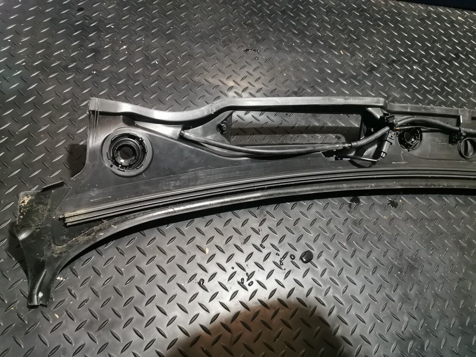 BMW 3 SERIES 320D – 2008 GENUINE WINDSCREEN SCUTTLE PANEL COVER