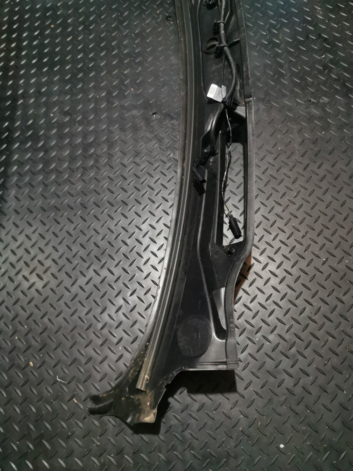 BMW 3 SERIES 320D – 2008 GENUINE WINDSCREEN SCUTTLE PANEL COVER