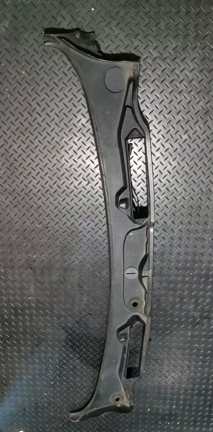 BMW 3 SERIES 320D – 2008 GENUINE WINDSCREEN SCUTTLE PANEL COVER